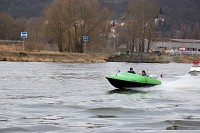 Motorový člun na Vltavě v Modřanech