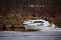 Motorový člun na Vltavě v Modřanech