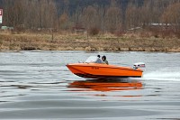 Motorový člun na Vltavě v Modřanech